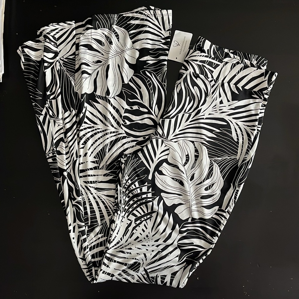 NWT Windsor black and white palm print stretchy legging bell bottom flares sz L